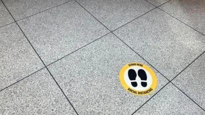 Sinal no chão para orientar distância entre as pessoas