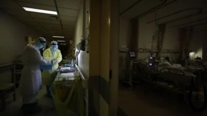Médicos em Wuhan cuidando de pacientes de covid-19.