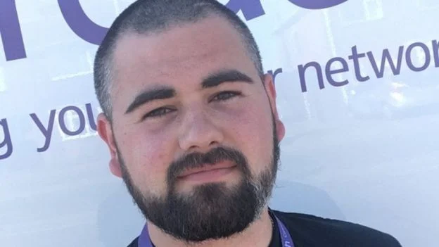 Dylan Farrell precisou fugir para não ser atacado por homem que gritava teorias conspiratórias contra o 5G