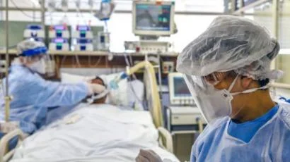 Paciente sendo atendido por profissionais em um hospital