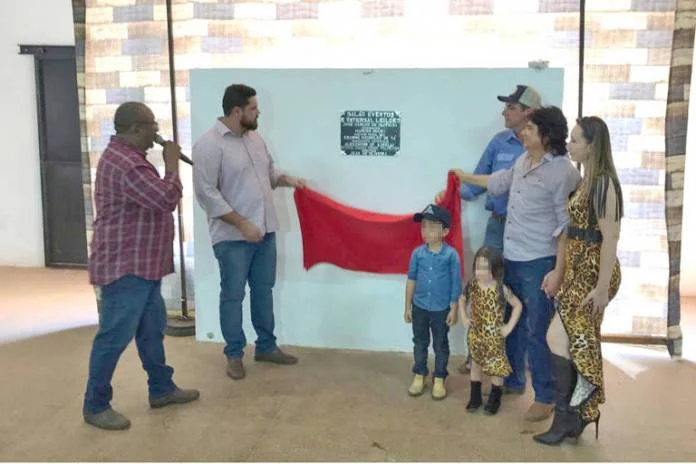 Jean Oliveira (à esq., de barba e camisa cinza) descerra placa de inauguração de área para leilão de gado junto com o empresário Alexsandro Zarelli (de boné), em Alta Floresta d'Oeste