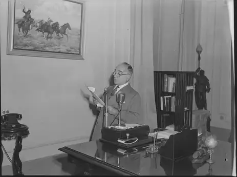 Presidente Getúlio Dornelles Vargas (1951-1954) no Estado do Rio de Janeiro: pronuncia discurso na Hora do Brasil, Palácio Rio Negro, Petrópolis, RJ.