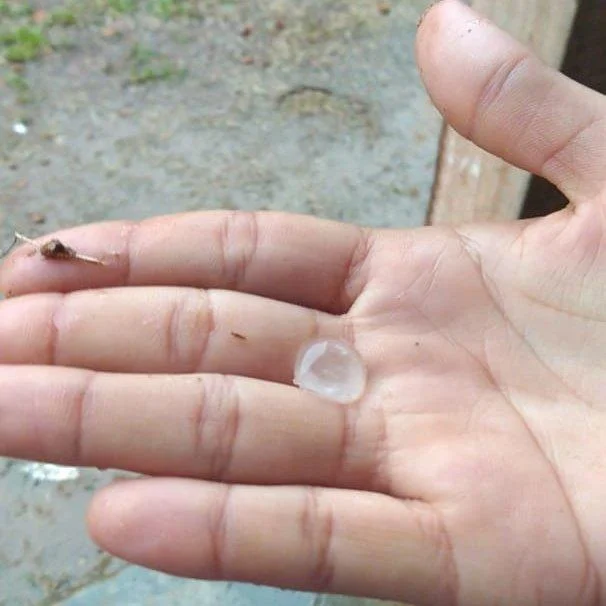 Frente fria provoca temporal e até chuva com granizo em Rondônia