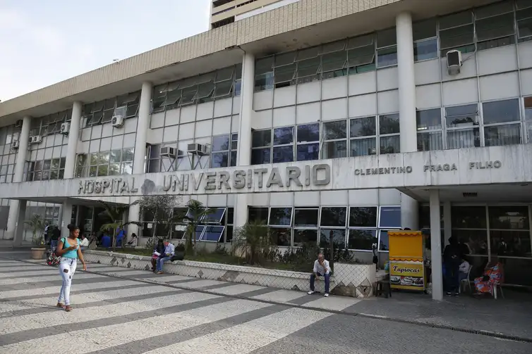 Fachada do Hopital Universitário Clementino Fraga Filho, no Fundão, local de atendimento aos três feridos na explosão em laboratório da Coppe/UFRJ.