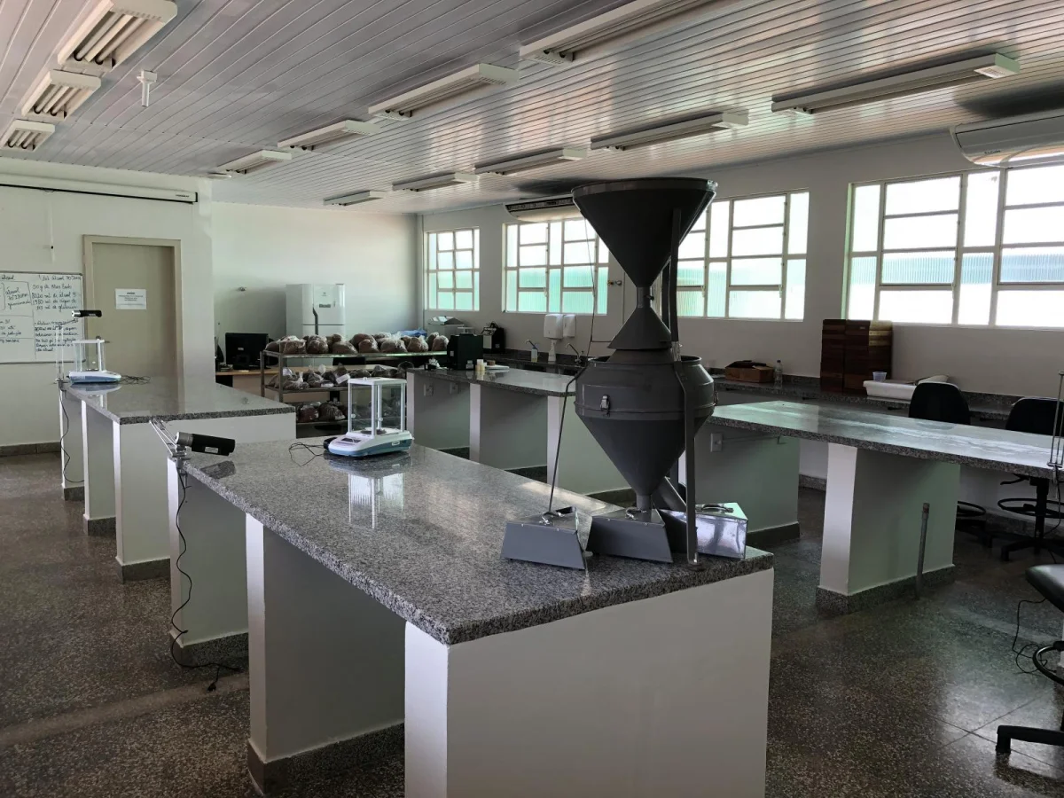 Idaron e Emater firmam convênio com IFRO Campus Cacoal, implantam laboratório de análise física de grãos e realizam análise para 5º CONCAFÉ