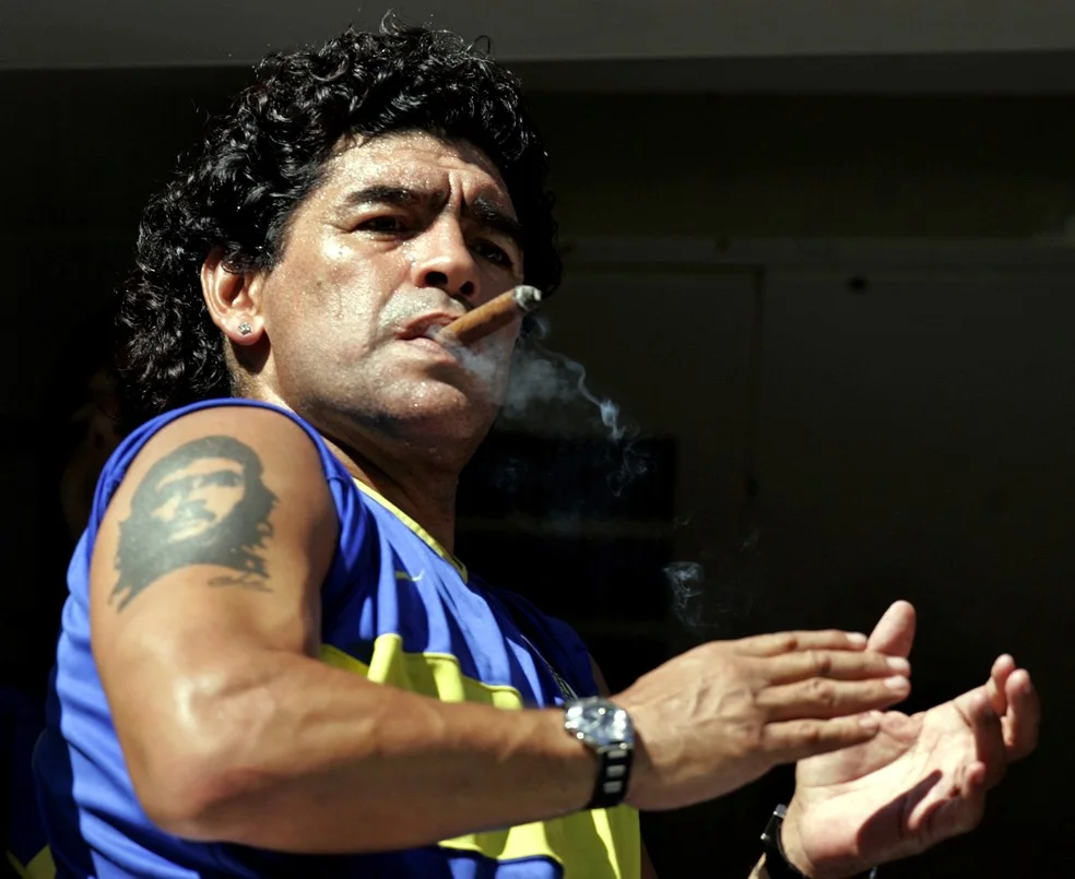 Foto de 19 de fevereiro de 2006 mostra Maradona fumando um charuto antes de uma partida de futebol na Bombonera, o estádio do Boca Juniors — Foto: Marcos Brindicci/Reuters/Arquivo