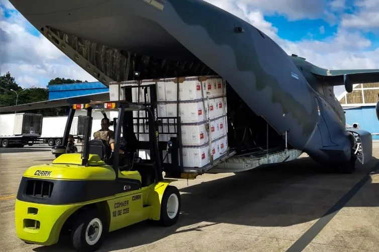 Hoje (18/01), um KC-390 Millennium da #FAB decolou às 10h08 de Guarulhos/SP com destino a Goiânia/GO transportando carga das vacinas para combate à COVID-19.