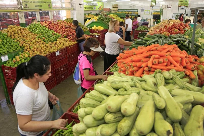 Preços da maçã, banana e melancia têm forte alta em dezembro