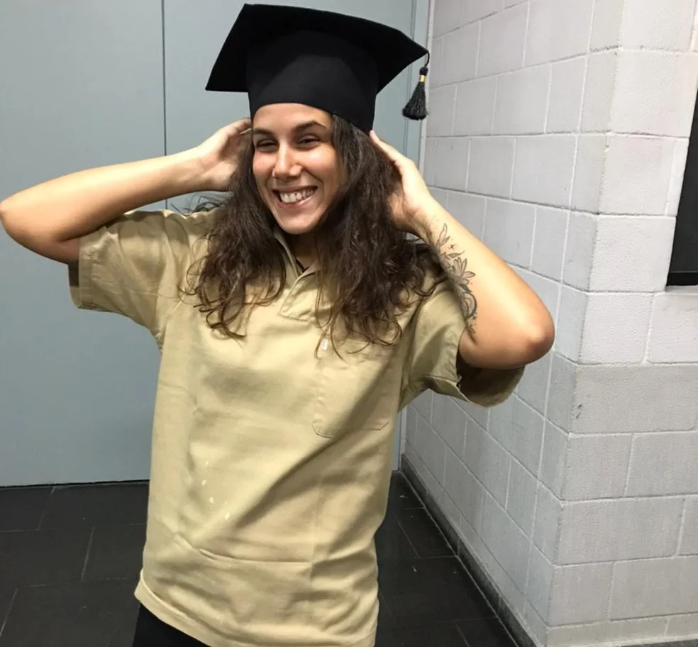 Roberta Mascena no dia da formatura e com parte do uniforme de faxineira da mãe — Foto: Roberta Mascena