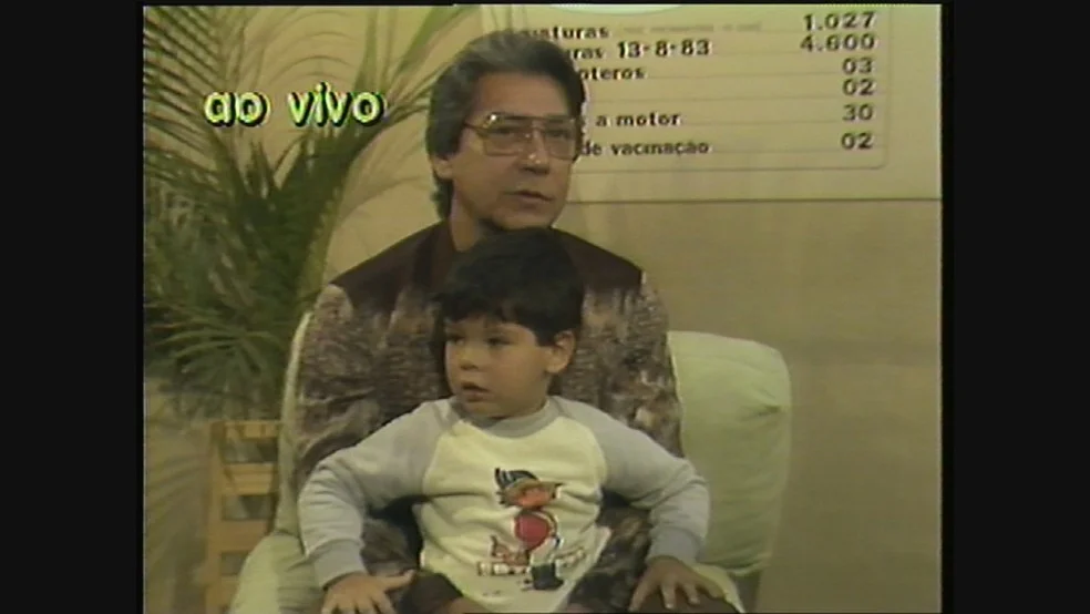 Mário Covas com o neto, Bruno Covas, no colo em vídeo de 1983. — Foto: Acervo TV Globo