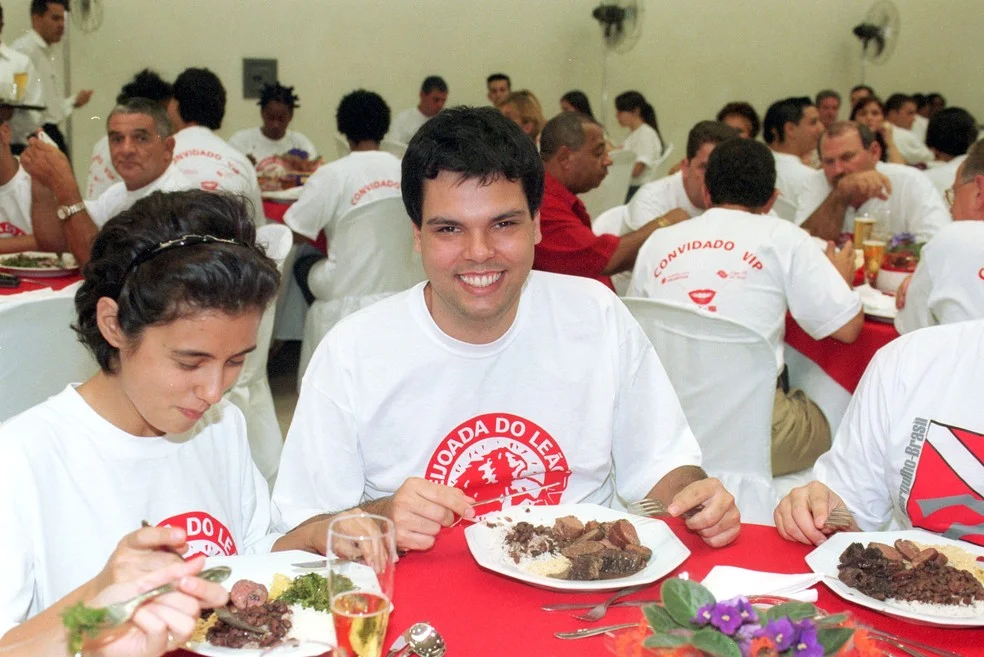 Covas durante feijoada da escola de samba Leandro de Itaquera, em São Paulo, em 2003. — Foto: Vidal Cavalcante/Estadão Conteúdo/Arquivo
