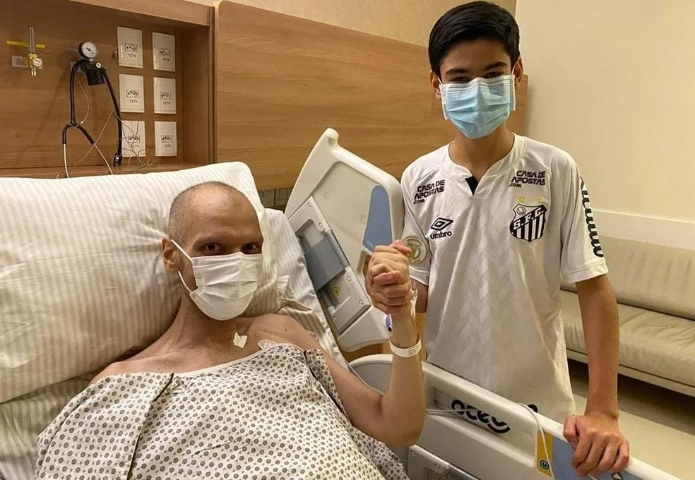 Covas e o filho, Tomás, durante internação no Hospital Sírio-Libanês, em 4 de maio.  — Foto: Reprodução/Instagram