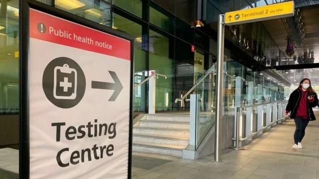 Placa em frente a prédio no Reino Unido diz: Testing Centre (centro de testagem)
