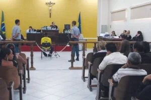 'O povo tem direito a mais e melhores serviços públicos', diz cartaz em protesto de servidores (30.set.20)