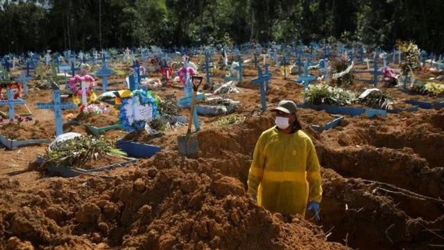 Enterros de vítimas da covid-19 em Manaus em 2020, no auge do colapso do sistema de saúde amazonense