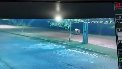 Jovem é puxada por suspeito, que em seguida a mata e a enterra no quintal da casa dele,