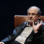 Salman Rushdie está ligado a respirador e incapaz de falar