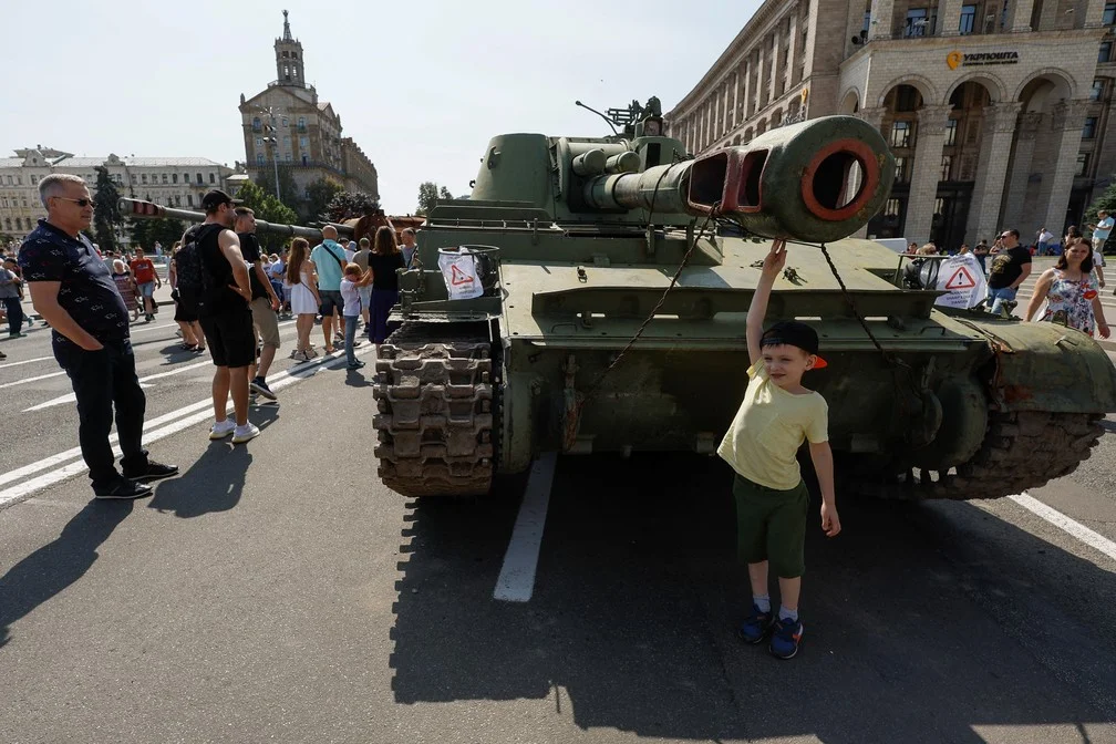 Ucranianos visitam exposição de veículos e outros equipamentos russos destruídos durante a guerra — Foto: REUTERS/Valentyn Ogirenko