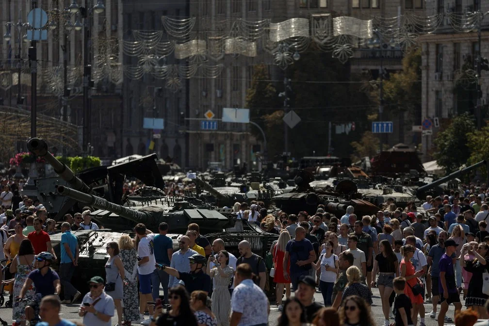 Ucranianos visitam exposição de veículos e outros equipamentos russos destruídos durante a guerra — Foto: REUTERS/Valentyn Ogirenko