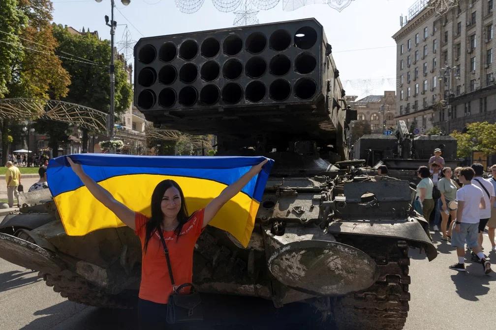 Ucranianos visitam exposição de veículos e outros equipamentos russos destruídos durante a guerra — Foto: REUTERS/Valentyn Ogirenko