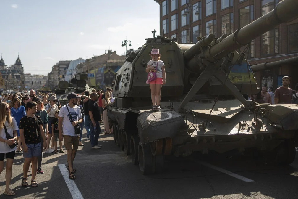 Ucranianos visitam exposição de veículos e outros equipamentos russos destruídos durante a guerra — Foto: REUTERS/Valentyn Ogirenko