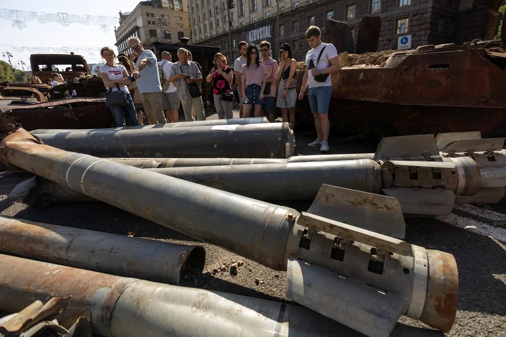 Ucranianos visitam exposição de veículos e outros equipamentos russos destruídos durante a guerra — Foto: REUTERS/Valentyn Ogirenko