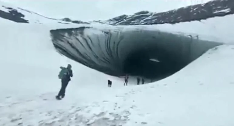 O acidente ocorreu na tarde da última quarta-feira (2) quando visitantes entraram na chamada Caverna de Jimbo, uma formação situada nas zonas glaciares e cujo acesso está proibido devido ao frequente desprendimento de pedras e fragmentos de gelo. A tragédia foi registrada por um dos turistas em um vídeo reproduzido por meios locais, onde se vê o grupo entrar na caverna e o momento em que a placa cai sobre o visitante que liderava a expedição