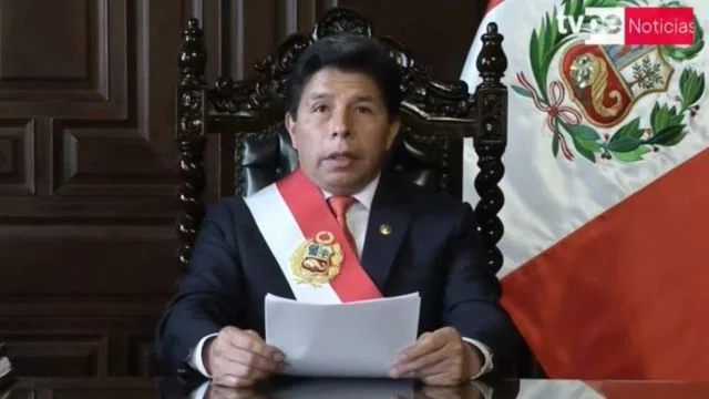 Pedro Castillo anunciando em rede nacional a dissolução do Congresso