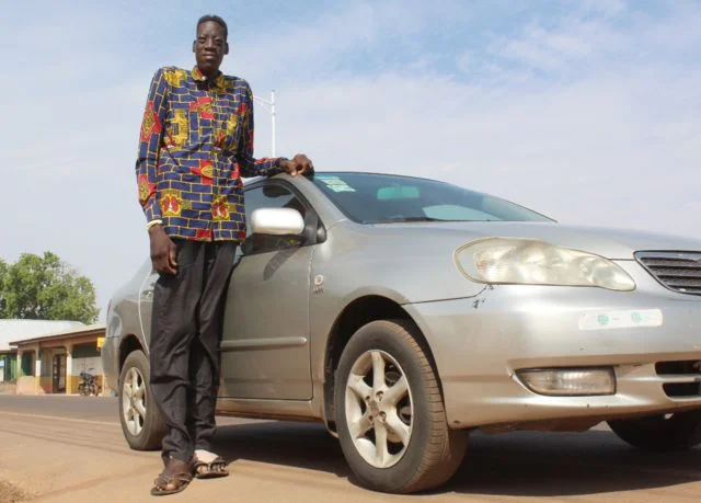 Awuche ao lado de um carro