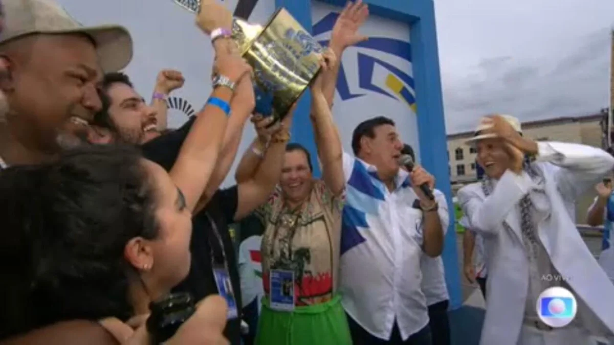 Imperatriz Leopoldinense, campeã do Carnaval 2023 do Rio, ergue o troféu