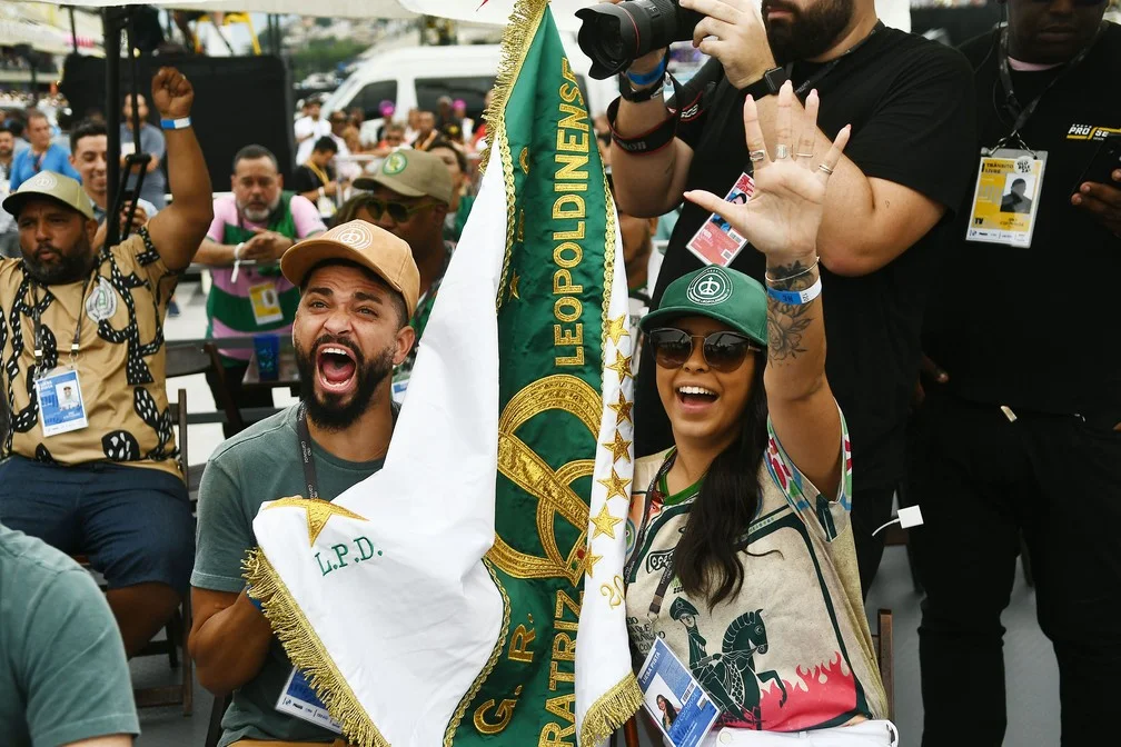 Phelipe Lemos e Rafaela Theodoro, casal de mestre-sala e porta-bandeira da Imperatriz que levou o Estandarte de Ouro, celebra as notas da escola na apuração — Foto: Alexandre Durão/g1