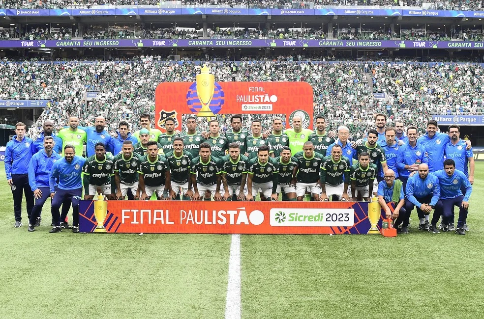 Elenco do Palmeiras antes da final do Paulistão — Foto: Marcos Ribolli