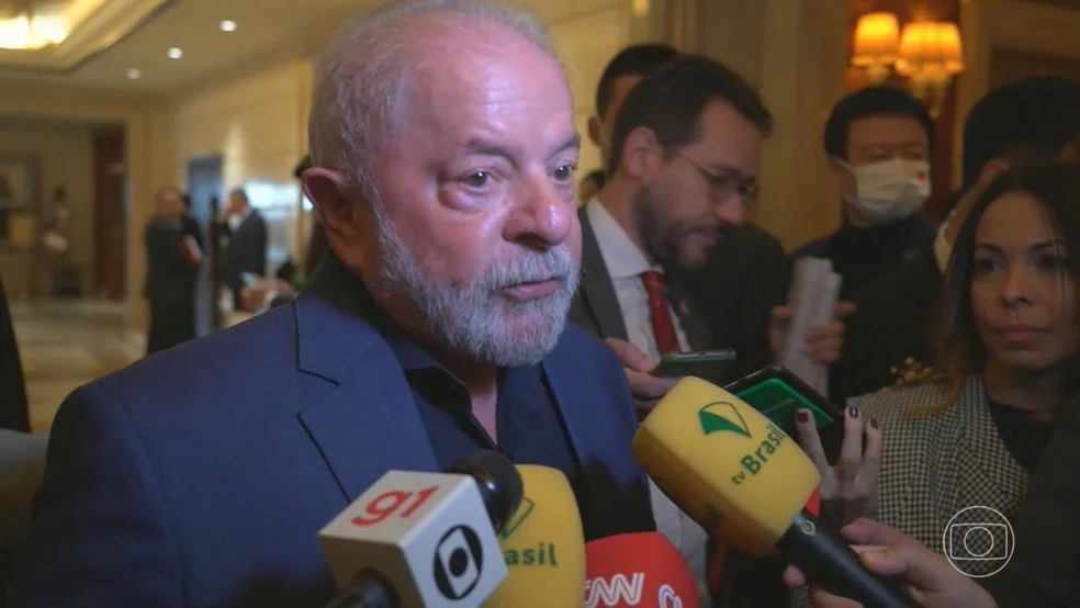 Lula em conversa com jornalistas em Abu Dhabi — Foto: JN