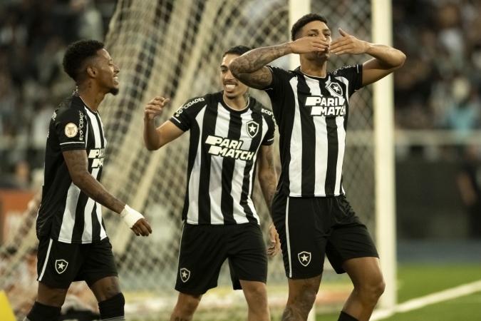 Botafogo abre o placar nos acréscimos, mas cede empate para o Coritiba e vê  Palmeiras com a mão na taça