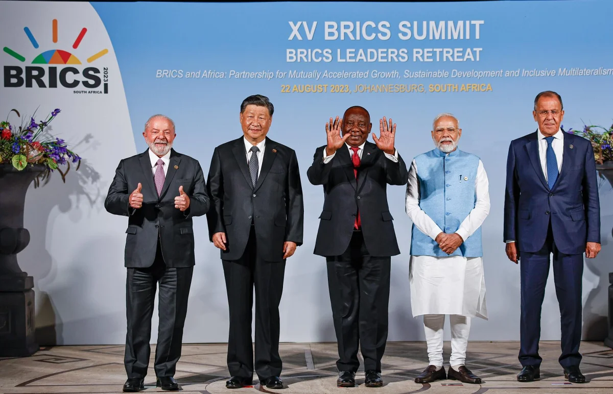 Lula ao lado do presidente da China, Xi Jinping, do presidente da África do Sul, Matamela Cyril Ramaphosa, do primeiro-ministro da Índia, Narenda Damodardas, e do ministro das Relações Exteriores da Rússia, Sergey Lavrov