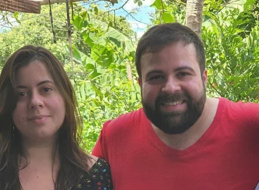 foto colorida do médico Diego Bonfim ao lado da irmã, a deputada Sâmia Bonfim _ Metrópoles