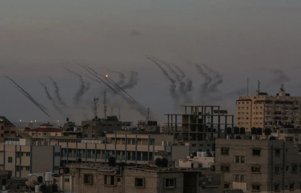 Uma visão de foguetes disparados por palestinos em resposta a ataques aéreos israelenses durante uma operação na Cidade de Gaza, Gaza em 07 de outubro de 2023