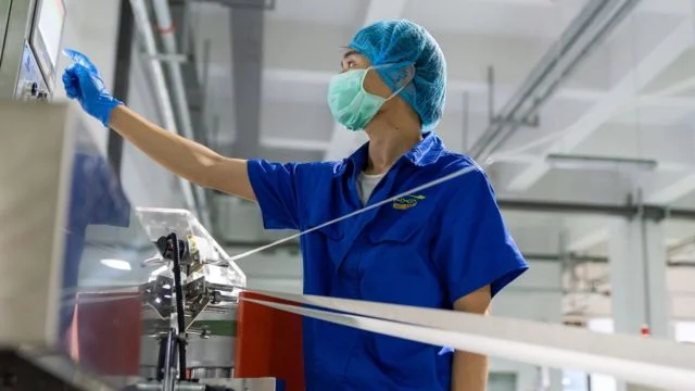 Trabalhador em fábrica de papel