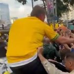 Bolsonaro deixa Paulista em cima de carro, em clima de festa com a multidão