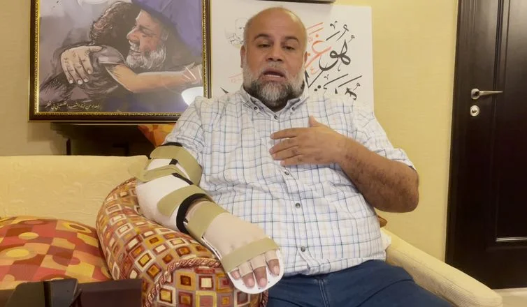 Brasília (DF) 26/02/2024 - O jornalista palestino Wael Al-Dahdouh, de 53 anos, fazia uma transmissão ao vivo quando recebeu um telefonema informando que sua esposa, dois dos seus filhos, de 7 e 15 anos, mais o neto, com poucos meses de vida, foram assassinatos por um bombardeio israelense, no dia 25 de outubro de 2023.
Frame da TV Al Jazeera/Divulgação