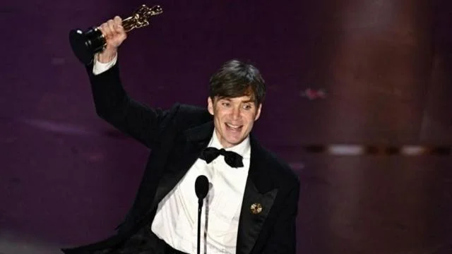 Cillian Murphy com seu Oscar por interpretar o 'pai' da bomba atômica em Oppenheimer