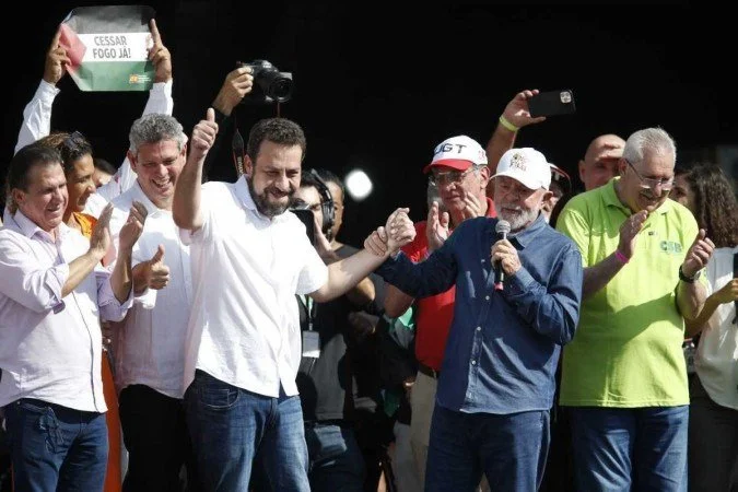 Lula e o Boulos participaram nesta quarta de um evento organizado por centrais sindicais nesta quarta-feira, na Neo Química Arena, estádio do Corinthians, Zona Leste de São Paulo, em celebração ao Dia do Trabalhador - (crédito: Paulo Pinto/Agência Brasil)