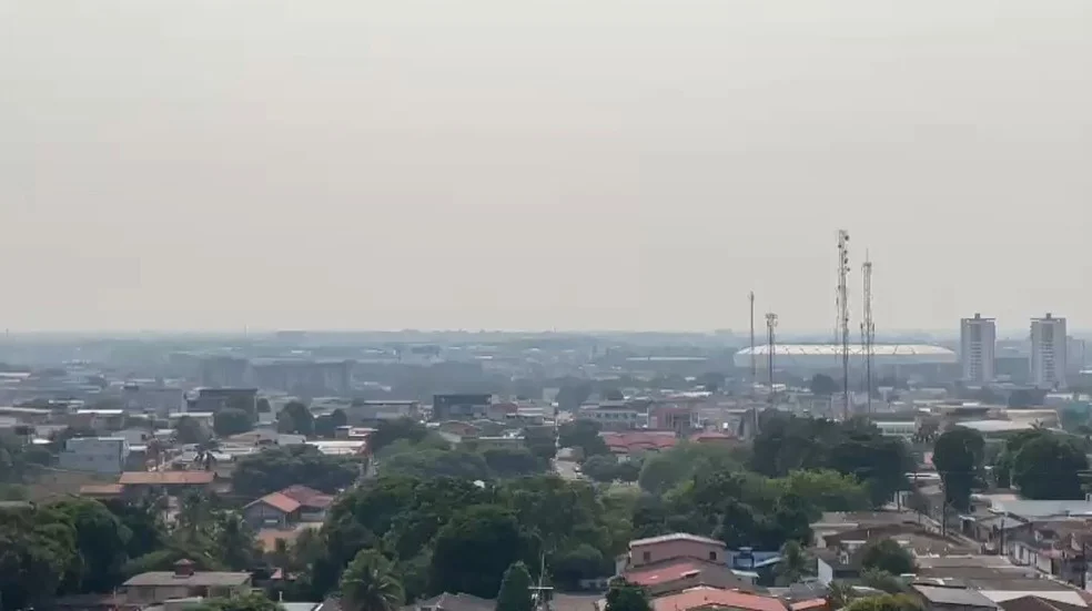 Bairro Dom Pedro, na Zona Centro-oeste, foi uma das localidades de Manaus tomada pela fumaça neste sábado (10) — Foto: Reprodução/Redes Sociais