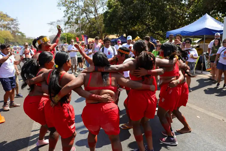 Brasília, DF 15/09/2024 Em alusão ao Dia do Cerrado, mulheres dos povos Timbira e Xavante promoveram uma Corrida da Toras no Eixão do Lazer, na Asa Norte. Foto: Fabio Rodrigues-Pozzebom/ Agência Brasil