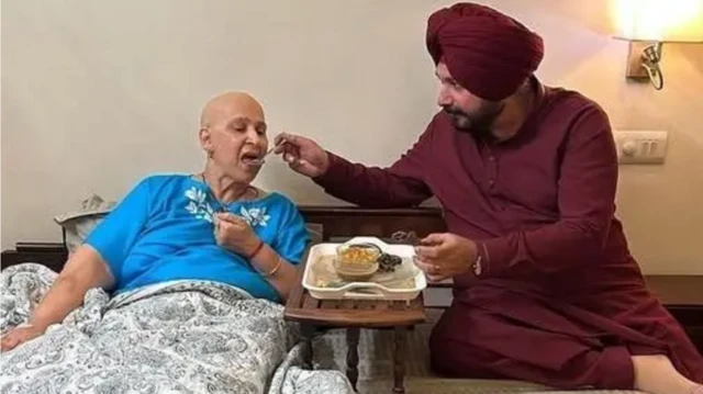 Navjot Singh Sidhu alimentando sua esposa Navjot Kaur Sidhu