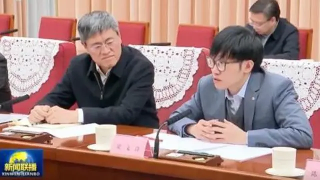 Liang Wenfung com o premier chines Li Qiang em 20 de janeiro.