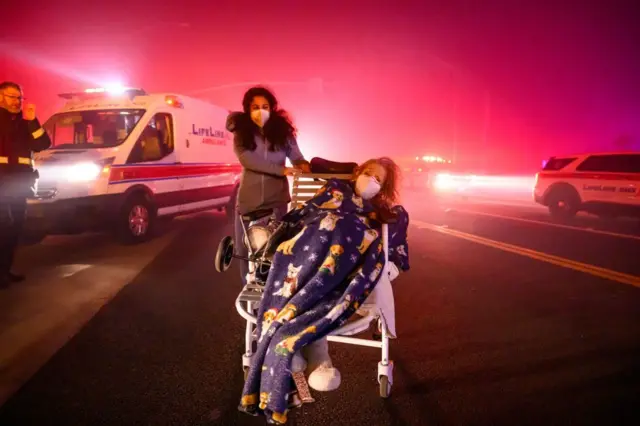 Duas mulheres em uma evacuação em Los Angeles