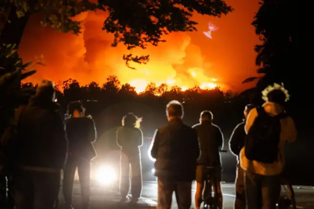 Pessoas observando um incêndio em Los Angeles