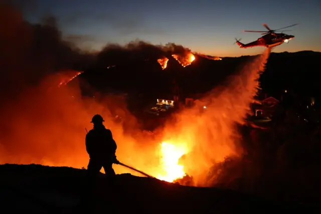 Bombeiros combatem incêndios florestais em Los Angeles