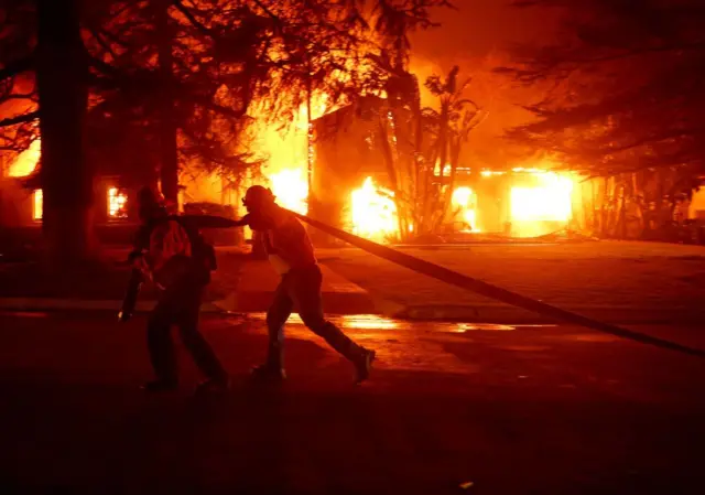 Bombeiros combatem incêndio em Los Angeles